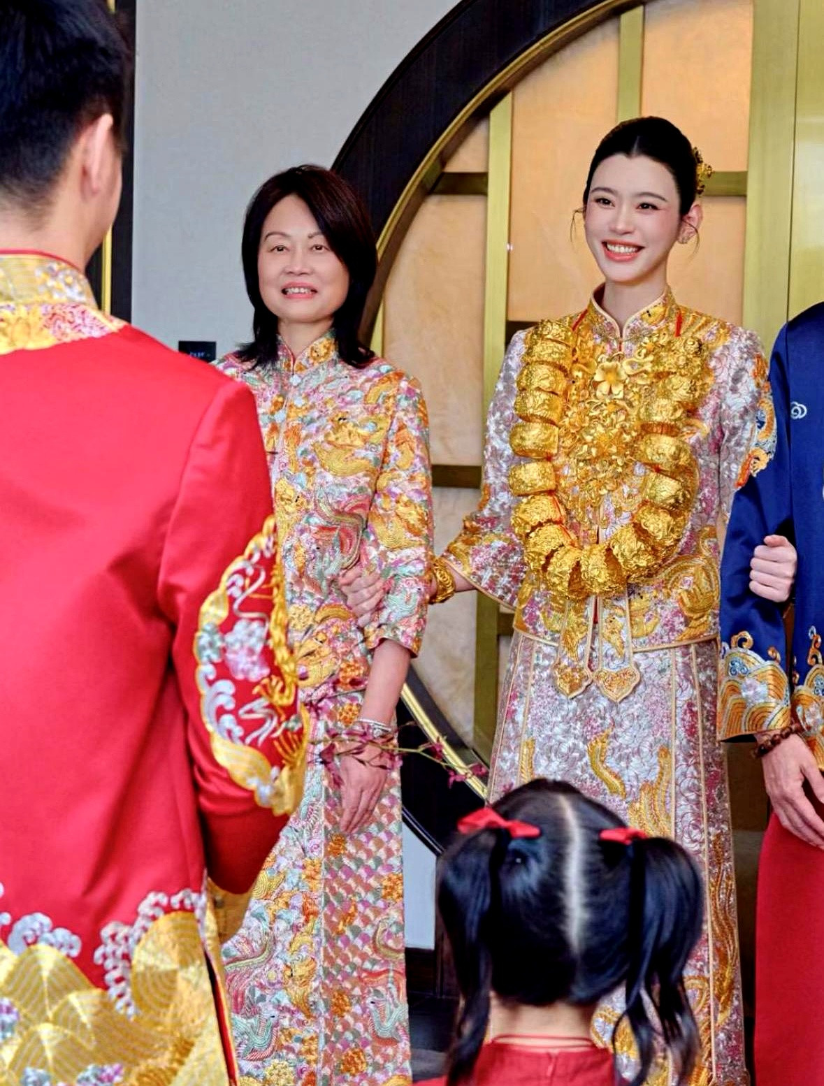 奚梦瑶戴着22只龙凤镯在澳门办答谢宴，脖子上几百万的金饰晃得人眼晕，好多人都在羡慕她一步登天，四太梁