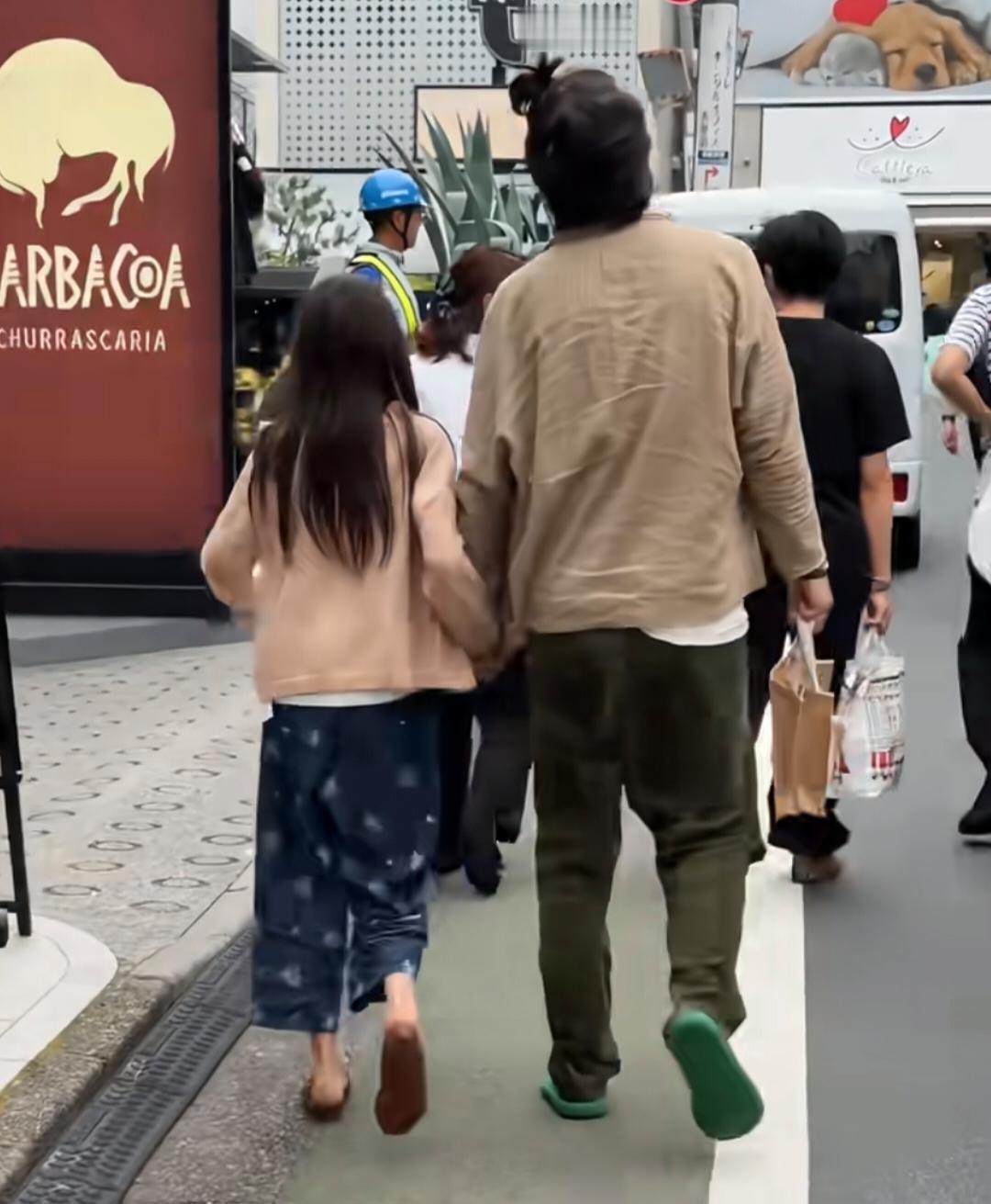 这个发型没话说，太流浪汉了，是日本现在的流行吗？陈冠希和女儿现身日本东京街头牵
