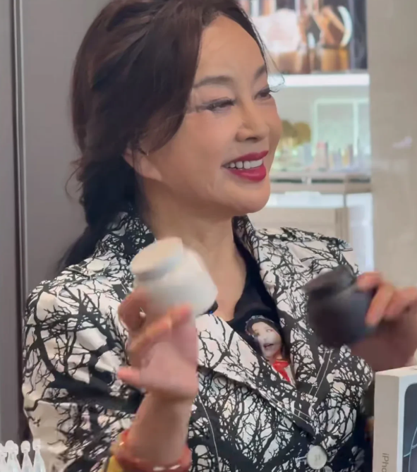 75岁的刘晓庆现身三亚免税店，真是把冻龄俩字演活了她穿了一件黑白树枝纹的西装外
