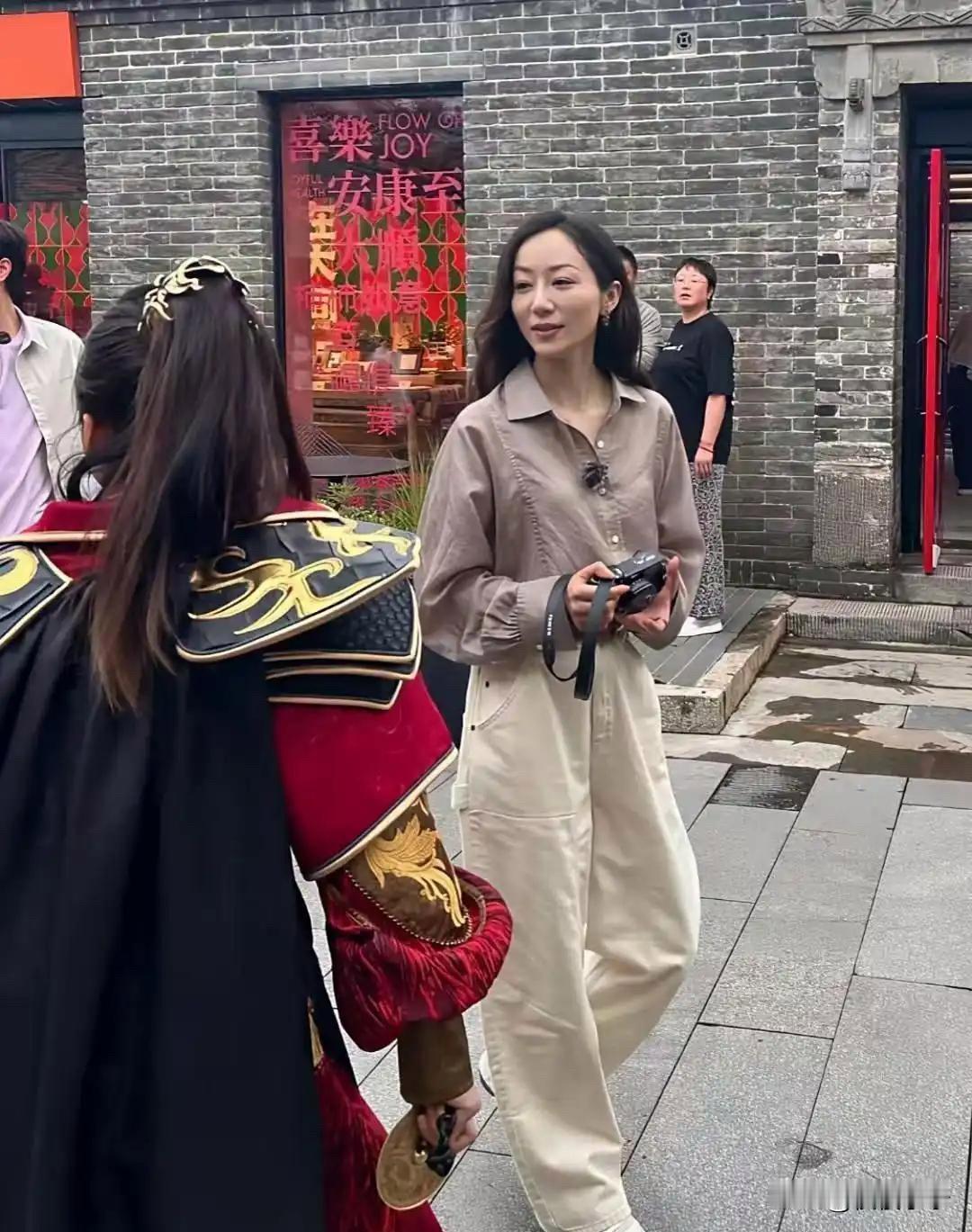 网友在山西偶遇韩雪，本人比电视上还要漂亮。42岁的她，气质还是那么迷人。她穿着简