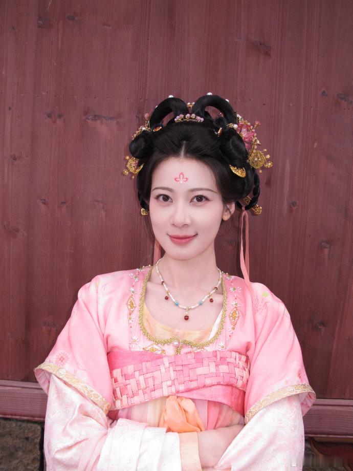 #赵昭仪是李佳琦学英语路上的绊脚石#综艺这段真的反复刷，李佳琦斗志昂扬开启夜间英语进修，万万没想到妹