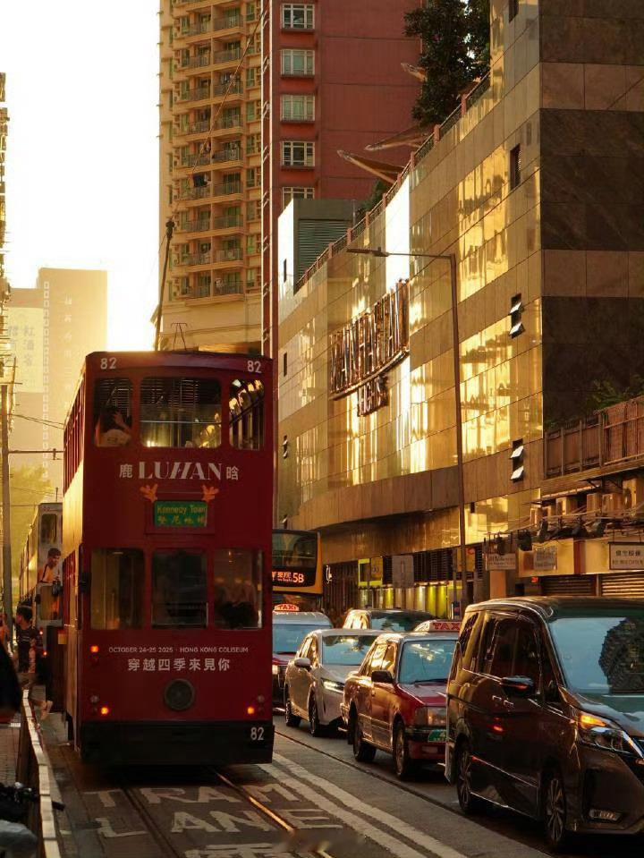 鹿晗痛城香港香港变成鹿晗主题乐园！从维多利亚港到旺角街头，电子屏、交通工具、地