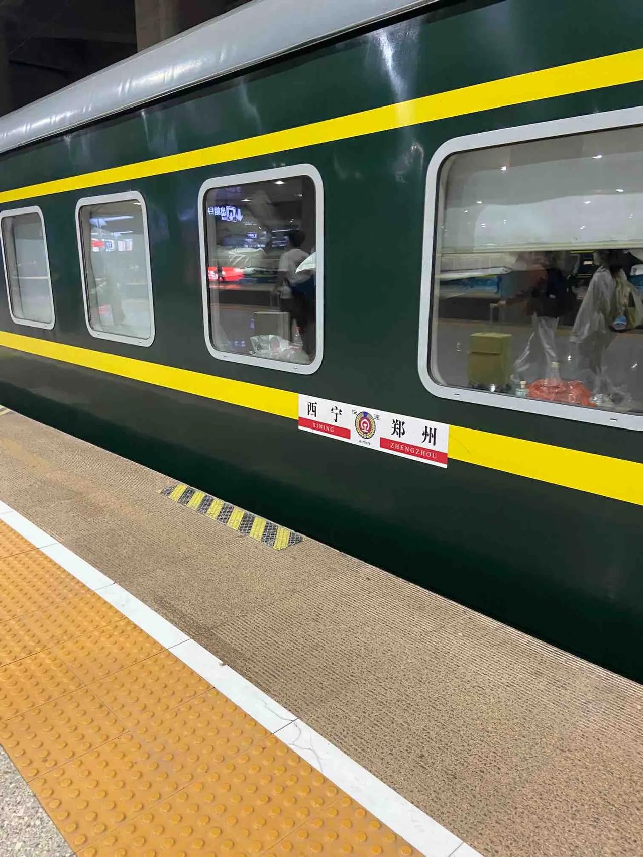 今天搭乘高铁，一位年近四十的男子坐在我身旁。列车刚启动，他便拨通了妻子的电话。听