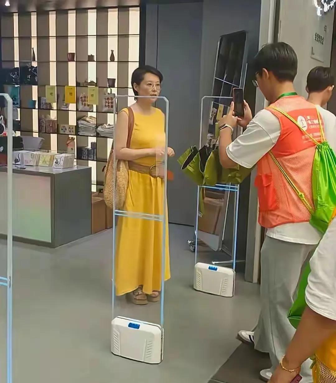 53岁袁立现身长沙博物馆，穿黄色无袖长裙，展显女性魅力！袁立这状态真是不错，留
