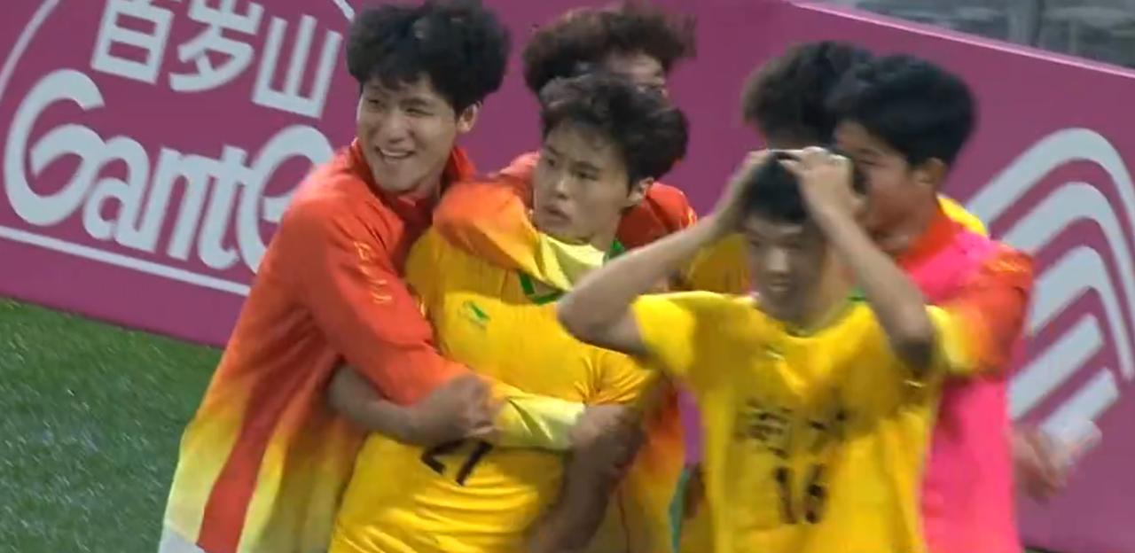 赢了，不容易啊，这么多年都是热门，这次湖北队终于拿到冠军了！从10几年前开始，