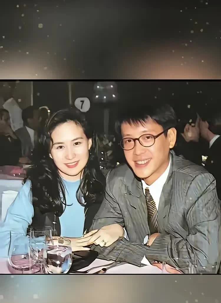当年何超琼和许晋亨那张合影，哎哟喂，俩人甜得都快从照片里溢出来了！那会