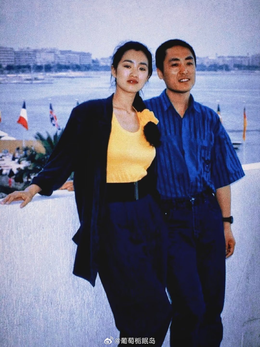 1990年，张艺谋与巩俐在法国戛纳的合影。当时张艺谋40岁，巩俐25岁。两人并肩