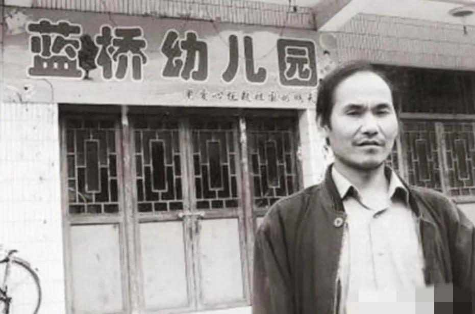 2012年，在山村执教22年的优秀教师，在亲吻患有精神疾病的妻子后离开家，一去不