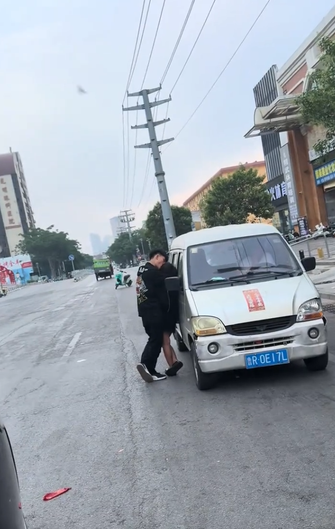 这时候大哥按一下喇叭会是什么反应？