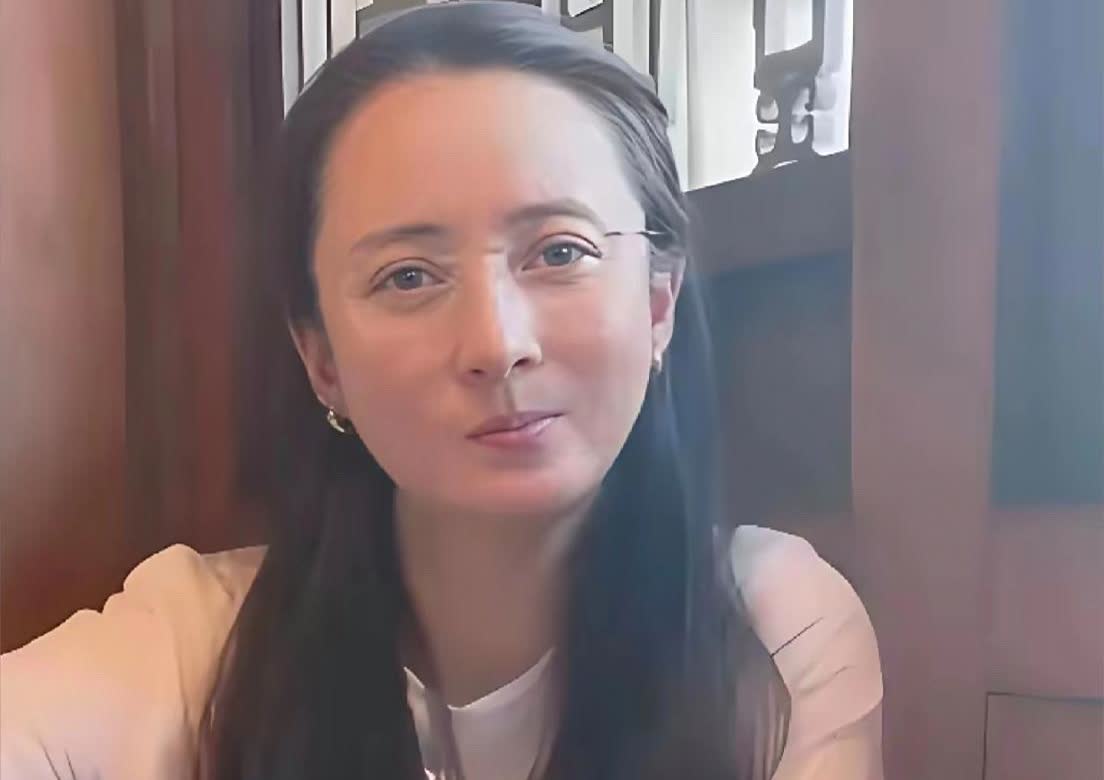 50岁蒋勤勤素颜吃火锅，状态看起来好差，气质很一般，远没有化妆之后漂亮！[墨镜]