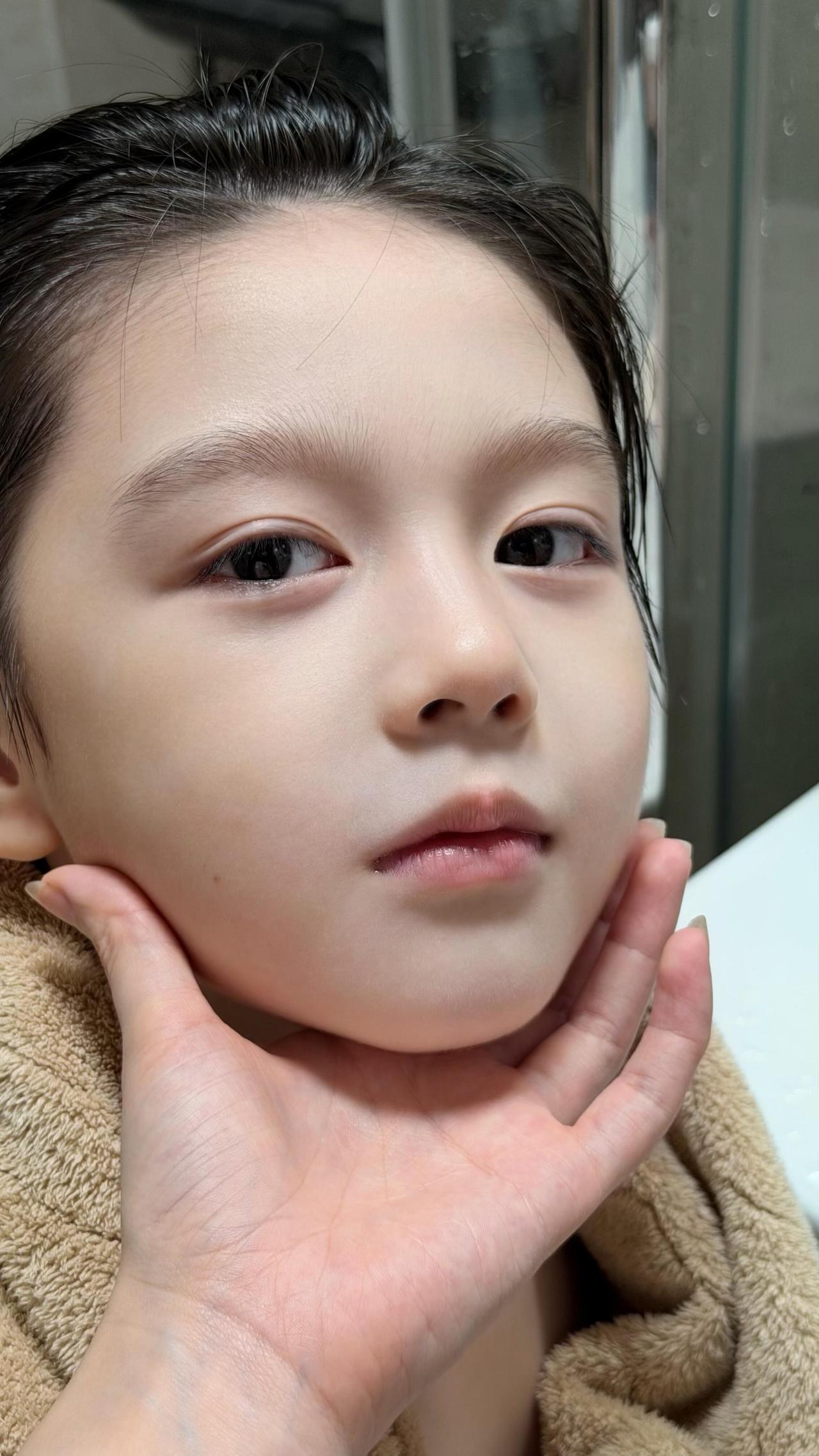这个小孩长得太精致了，以你慧眼如炬的眼光，你能看出他是男孩还是女孩吗？