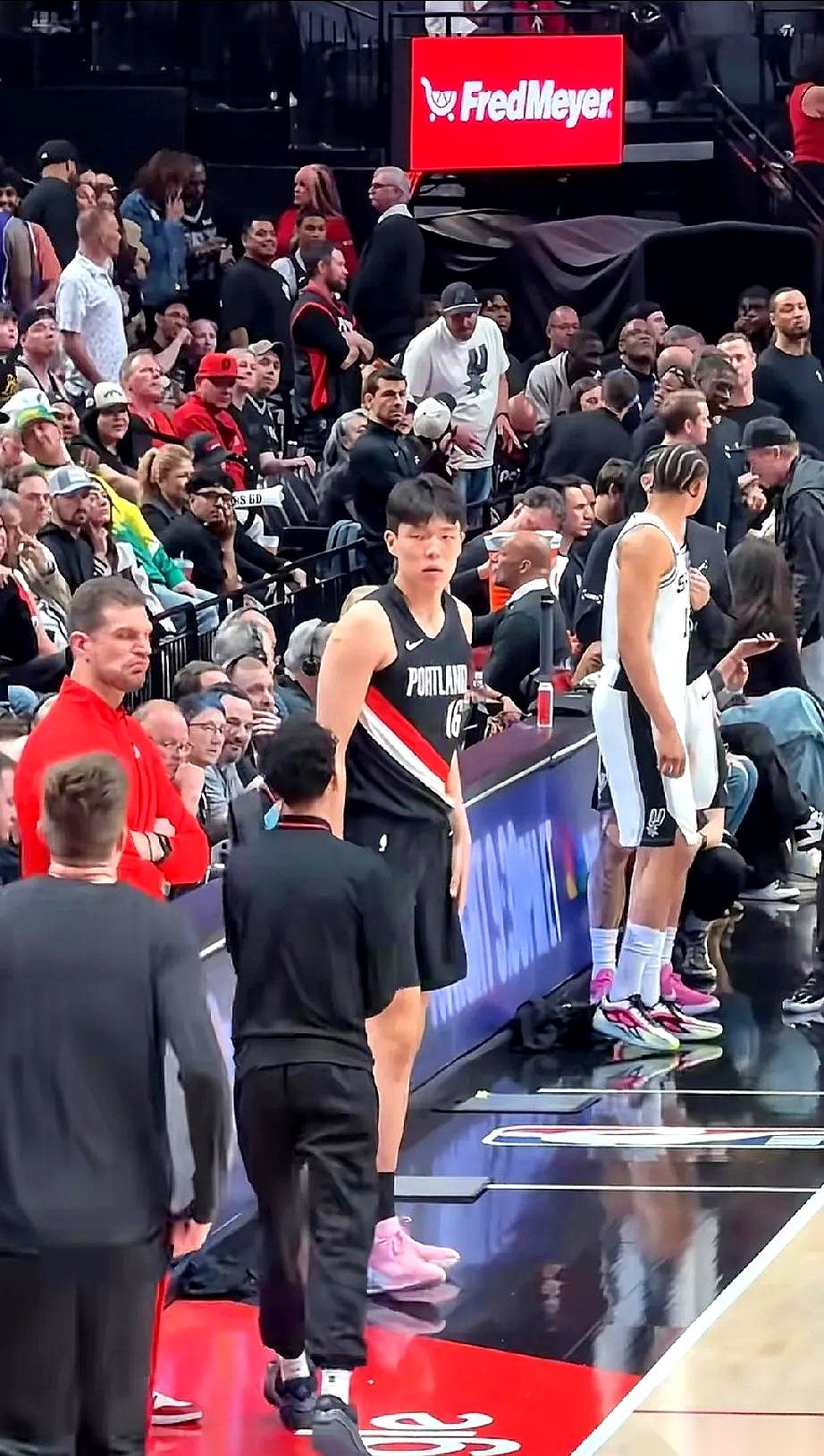 开拓者队的杨瀚森甩掉外套，终于在终场哨响前站到了场边。这已经是全场最...