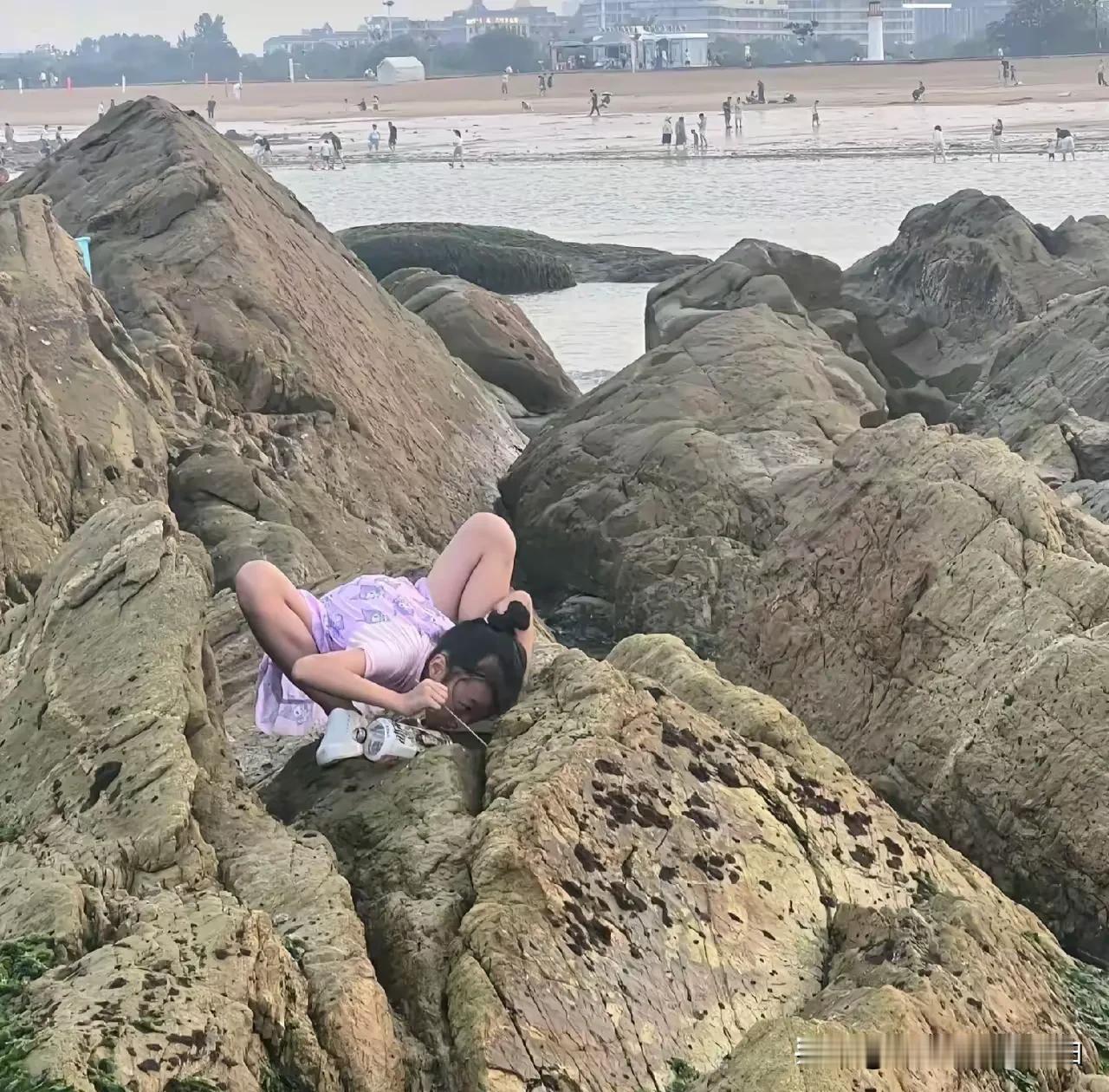 退潮了，在日照赶海。