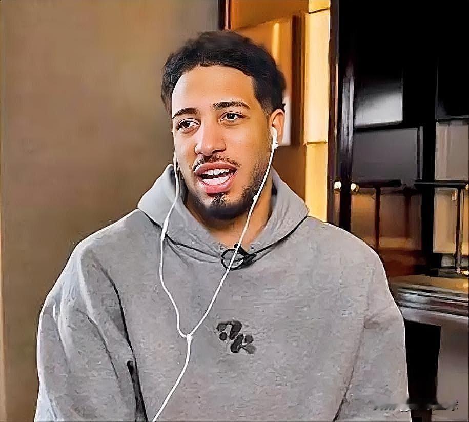 哈利伯顿终于说出了大实话！近日，哈利伯顿在一档节目中谈到自己的体重变化时表示