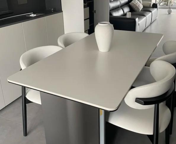 当初逛家居店，一眼就看中那张岩板餐桌。销售说“硬度如钻石、耐刮耐高温、一抹就干净