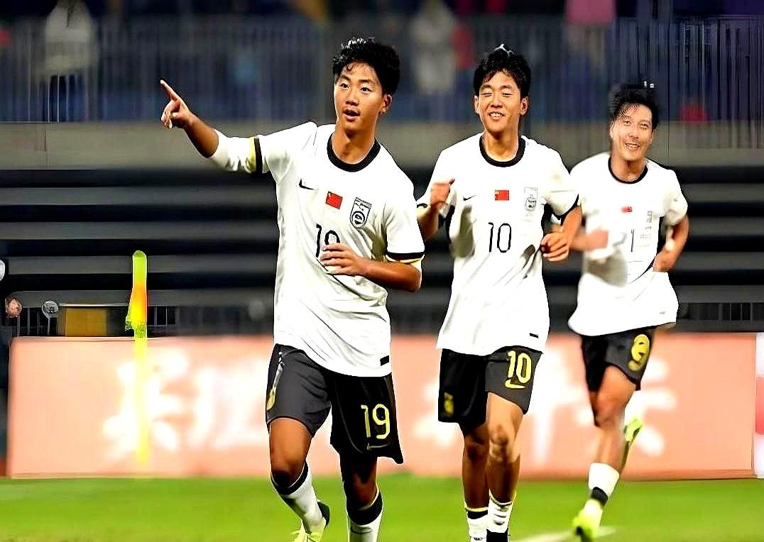 谢晋、万项咋没了？！国青U17新名单一出，好多球迷都懵了。别急，人哥俩在
