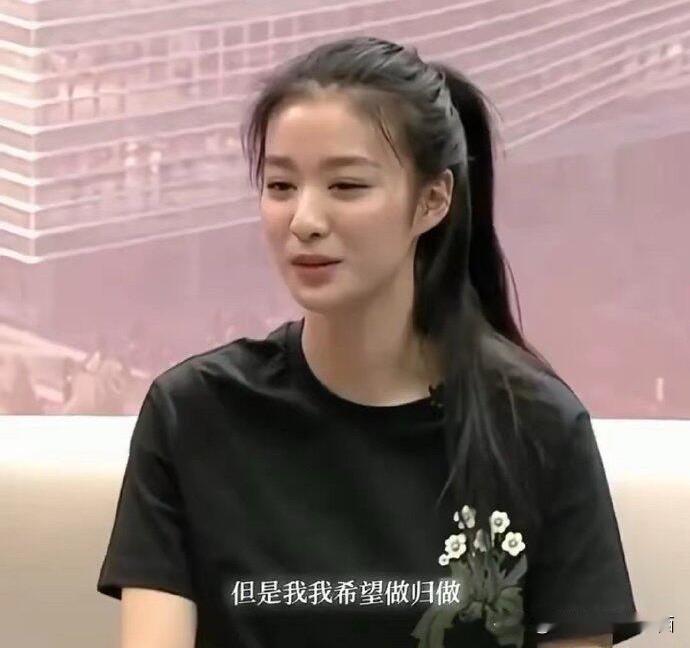 王楚然的素颜照，自然大方，无需刻意掩饰，这就是自信点女演员，虽然她也有黑眼圈，但