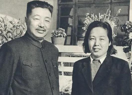 一条鱼藏着的战友情：1942年贺龙婚宴上的暖心往事1942年贺龙娶了比他小