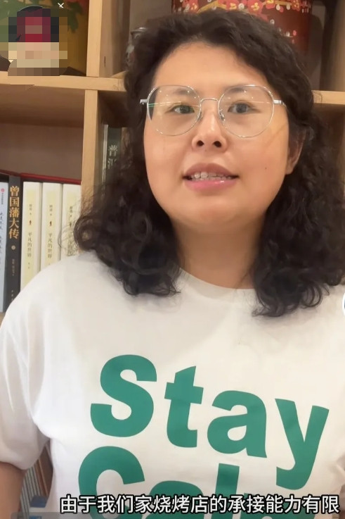 东哈烧烤的老板娘出来回应了！京东：什么？我三百万的广告牌子，隔壁人家1.5万