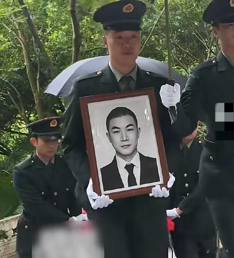 8月6日，重庆彭水，网格员龚宝冬安葬仪式在彭水自治区烈士陵园举行，烈士陵园内松柏