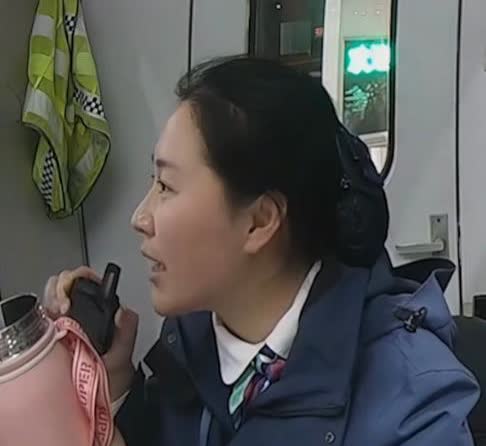 “这个小姐姐火了”，4月5日，浙江，男子开车下高速，抬杆却不走，他对收费员试探性
