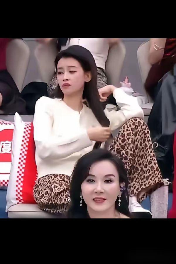 孙怡在乘风舞台甩高跟鞋、盘腿坐、做鬼脸！你敢信这是挣脱豪门规矩的爆发？早年跟