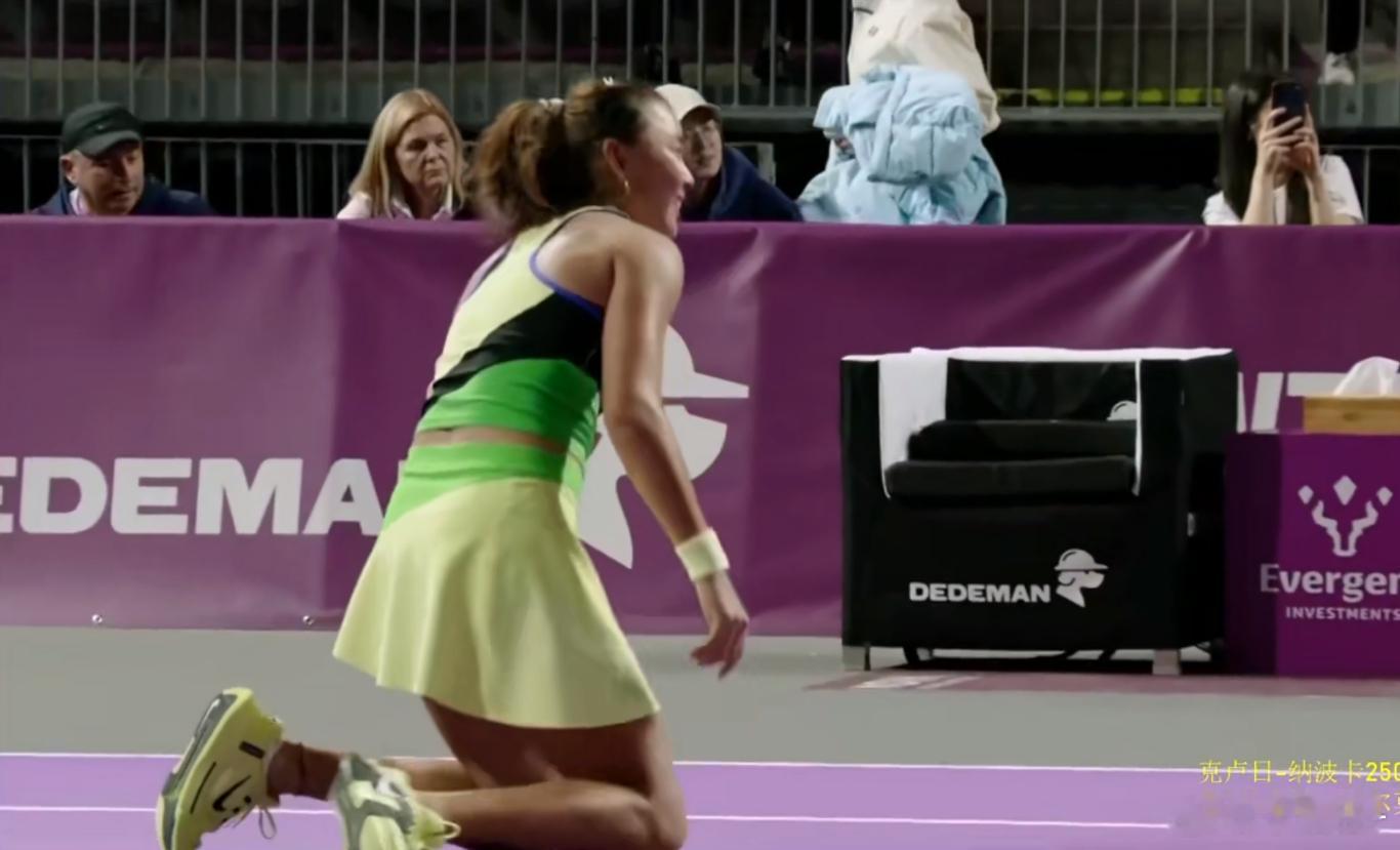 天！袁悦赢了！！！真不容易啊！获胜那一瞬间直接把球拍扔了...然后好像弹起来轻