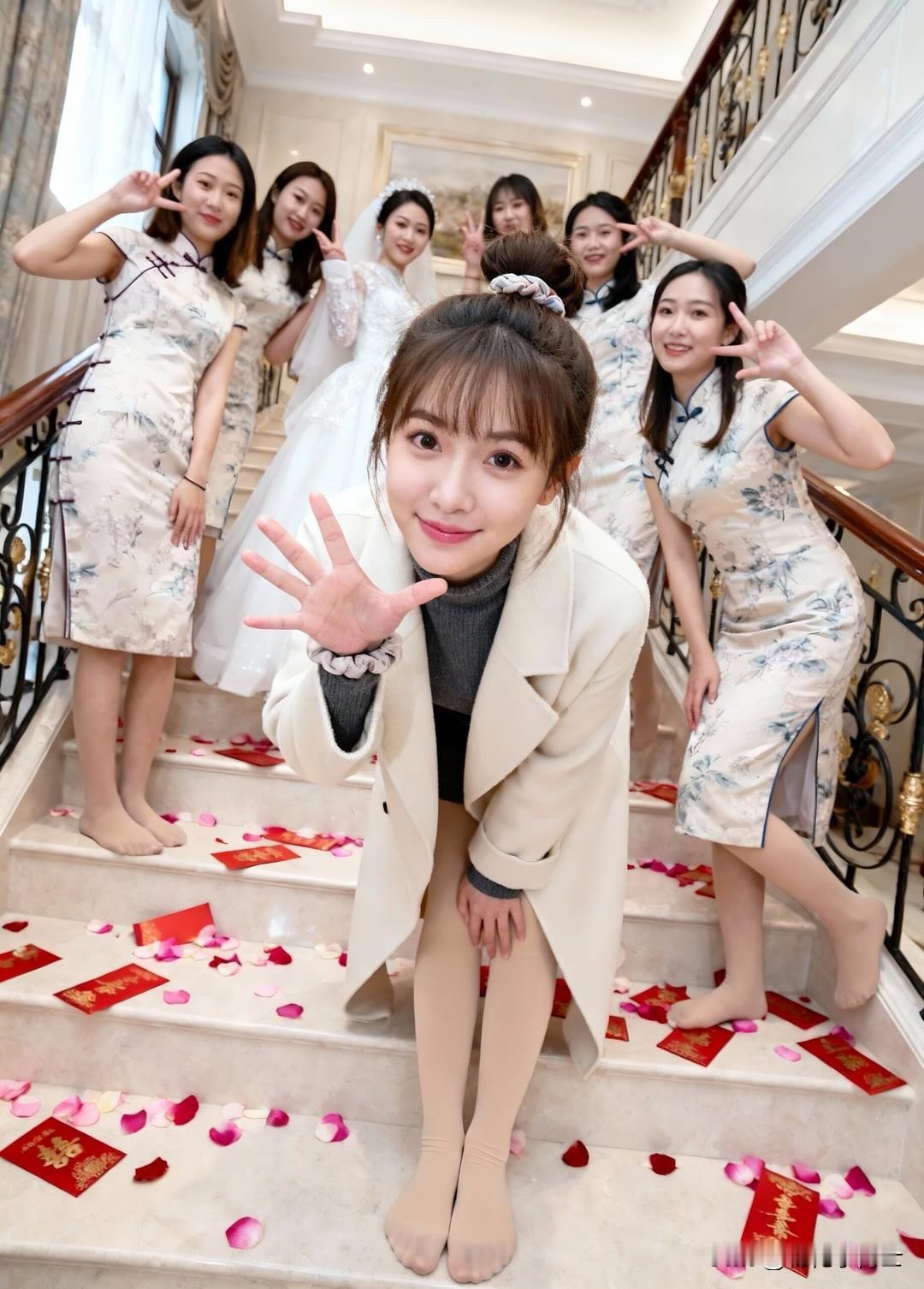 临近春节，结婚的那是扎堆儿啊，婚礼上新娘美若天仙，伴娘也毫不逊色，简直是一道亮丽