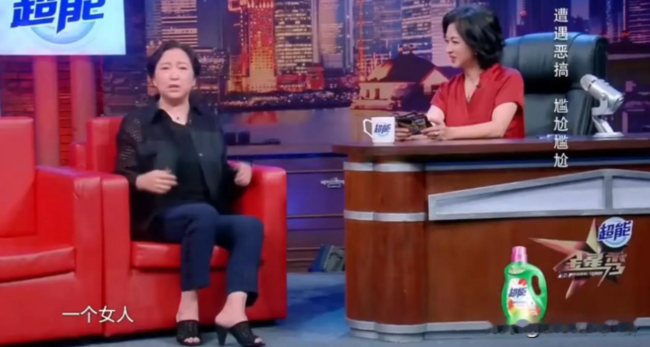 方芳说：“我最尴尬的事情是有一次演一个黑社会老大的女人，要到更衣室里脱衣服，我们
