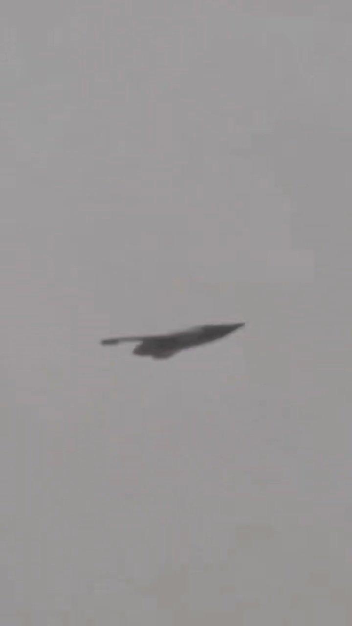 网传大西北的上空，某未知飞翼式飞行器!照片比较模糊，这又是啥新装备啊?世界不并