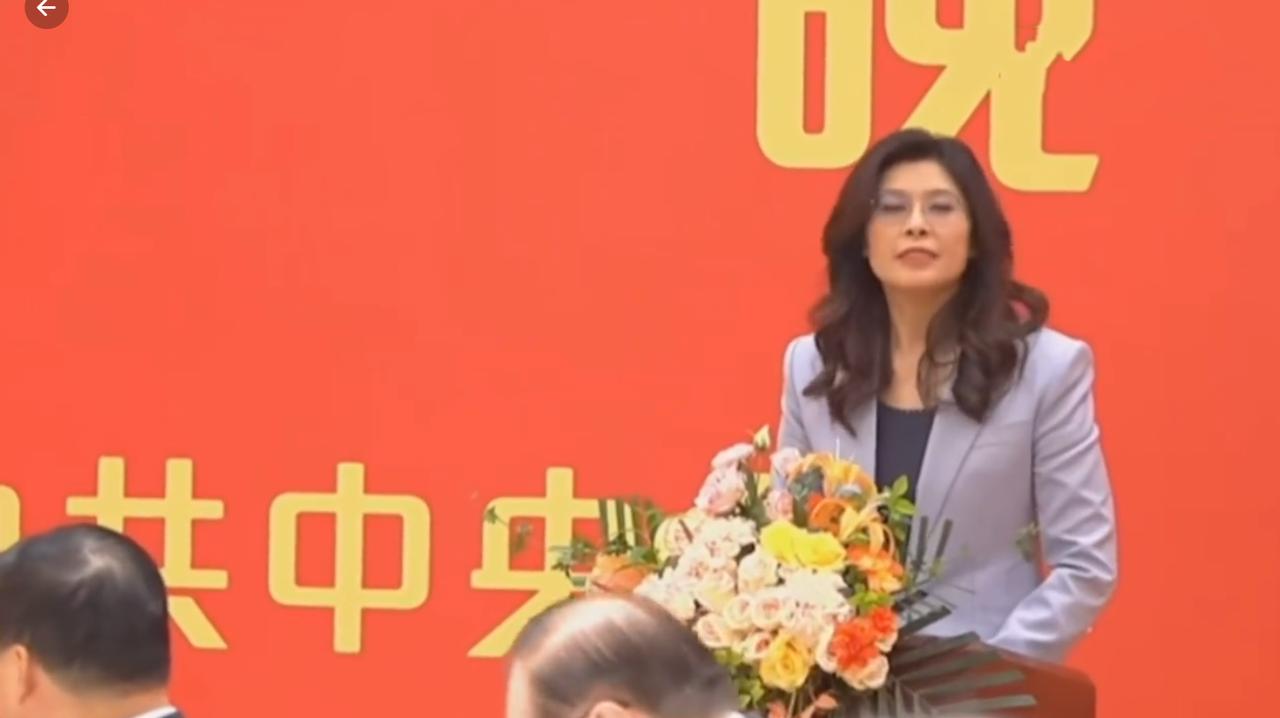 评一下：这个女人的口才是真的好，表面文章也做得好，为此受到了高规格接