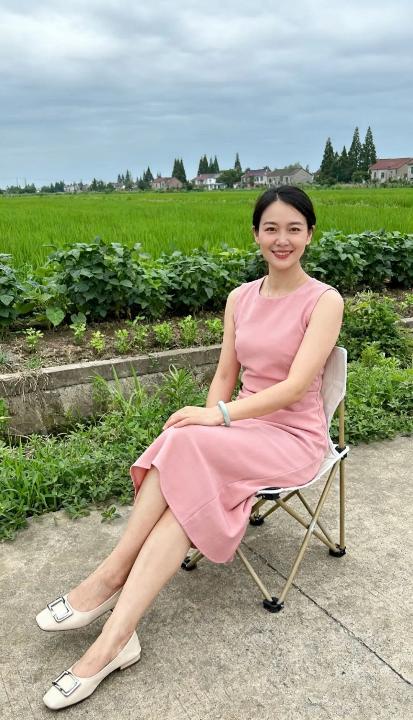 田园风穿搭，粉裙与绿野的完美融合🌿💗在稻田的地头上拍照，凉风习习。