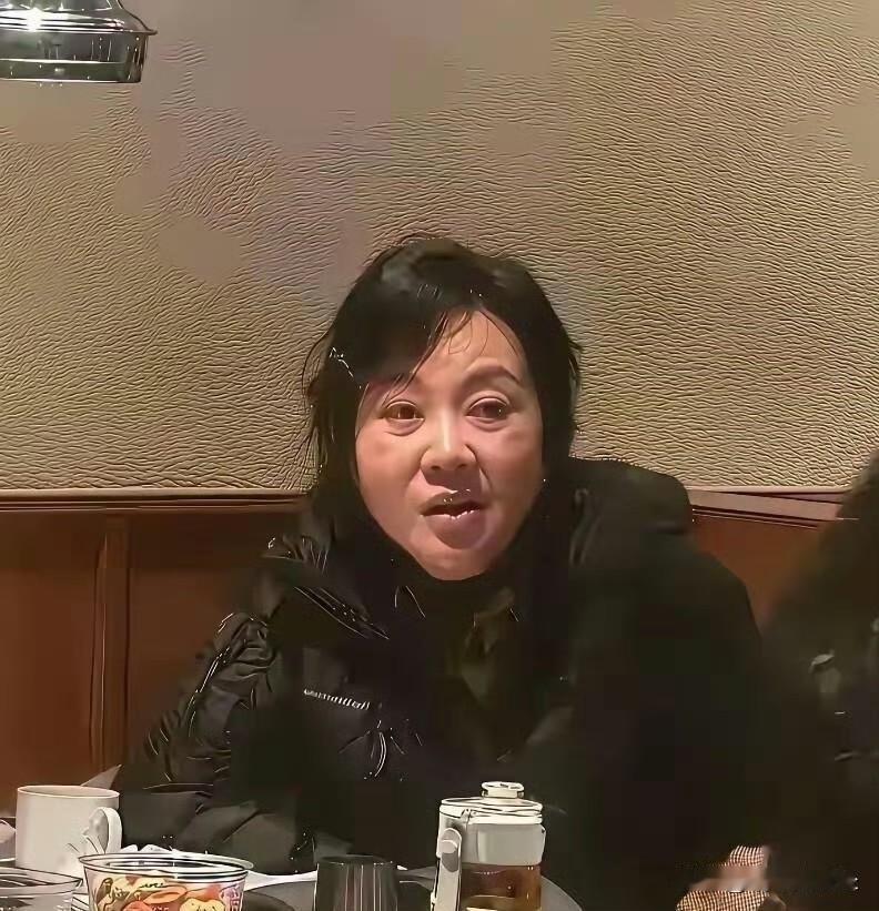 很多演员其实就靠化妆撑场面，卸了妆跟普通人没啥两样。55岁的闫妮就是活生生的例子