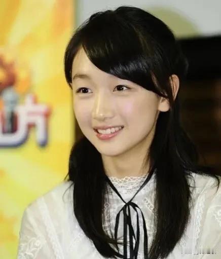 周冬雨对比其他谋女郎有个很大的劣势就是颜值不够，她刚出道那会儿走氧气感小清新还挺