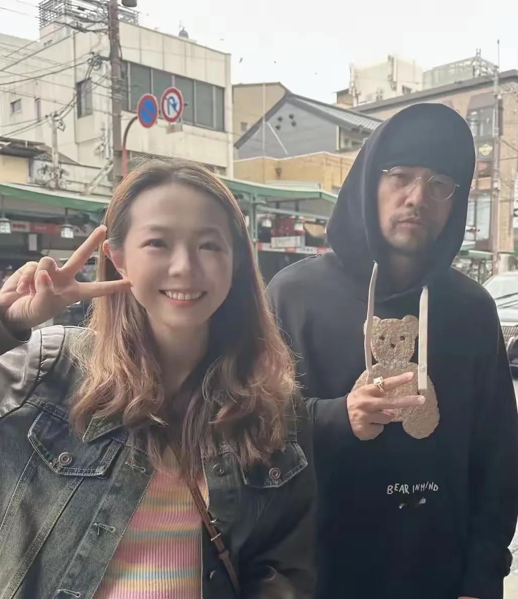 46岁的周杰伦近日在日本街头被粉丝围堵，他身着连帽卫衣配牛仔裤，皮肤黝黑、身形清