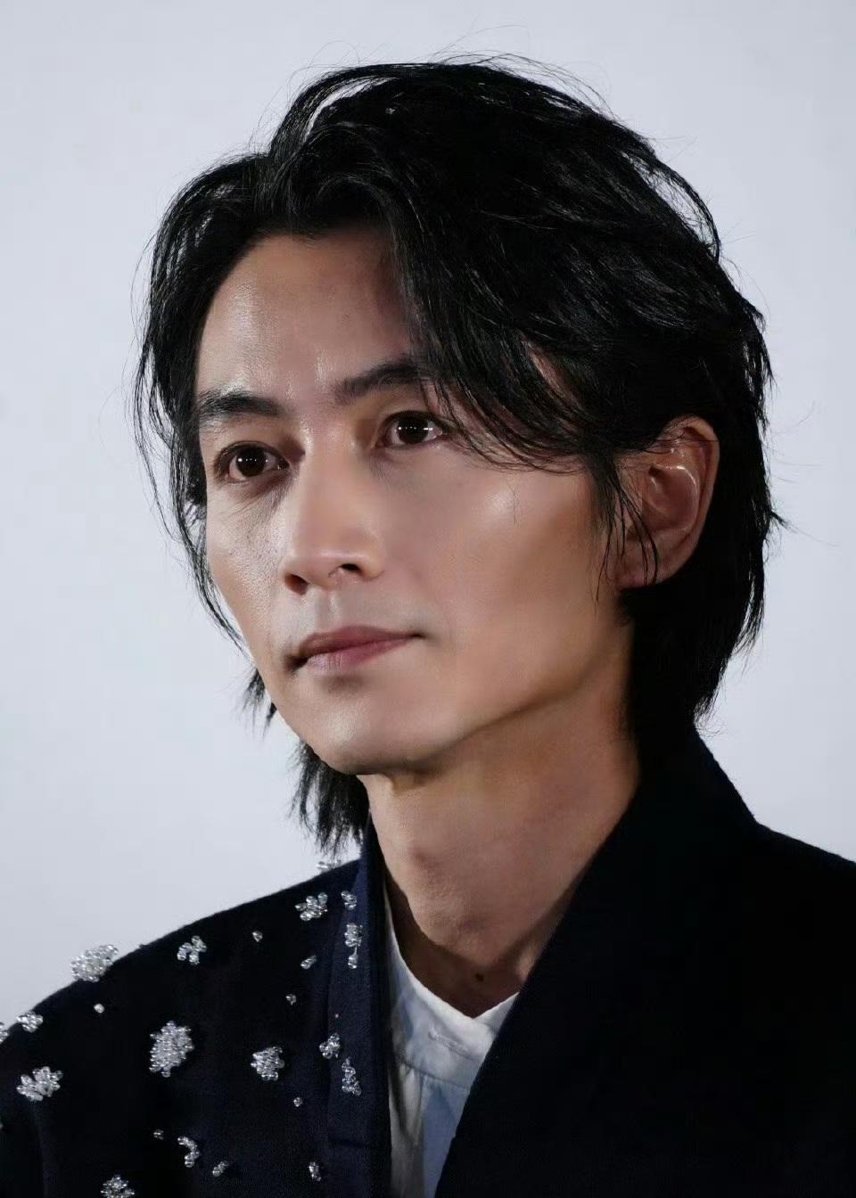 陈晓被指暴瘦变老牙齿黄，但这恰恰证明了他是纯天然大帅哥。陈晓虽然瘦了很多但他脸