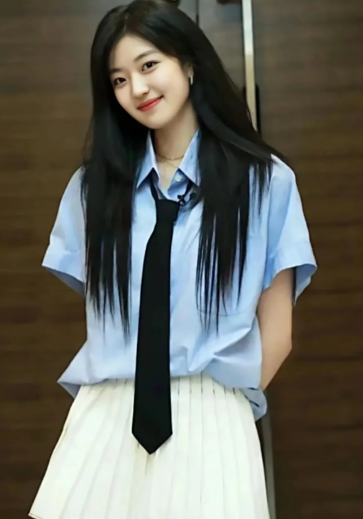 看了孙倩千这组照片才发现人们说的她长相平平真的错了照片中的孙千穿着一袭闪闪发光