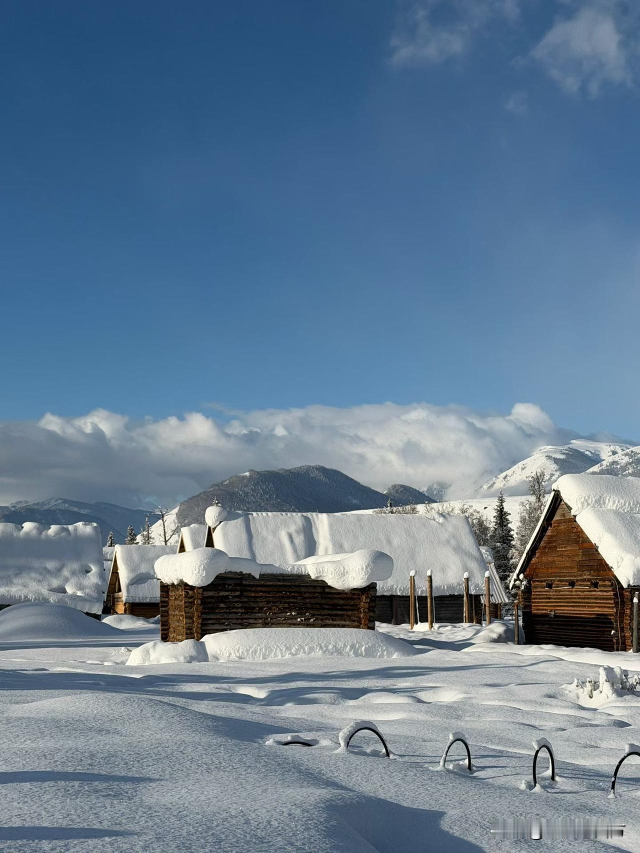 雪后的新疆喀纳斯禾木村