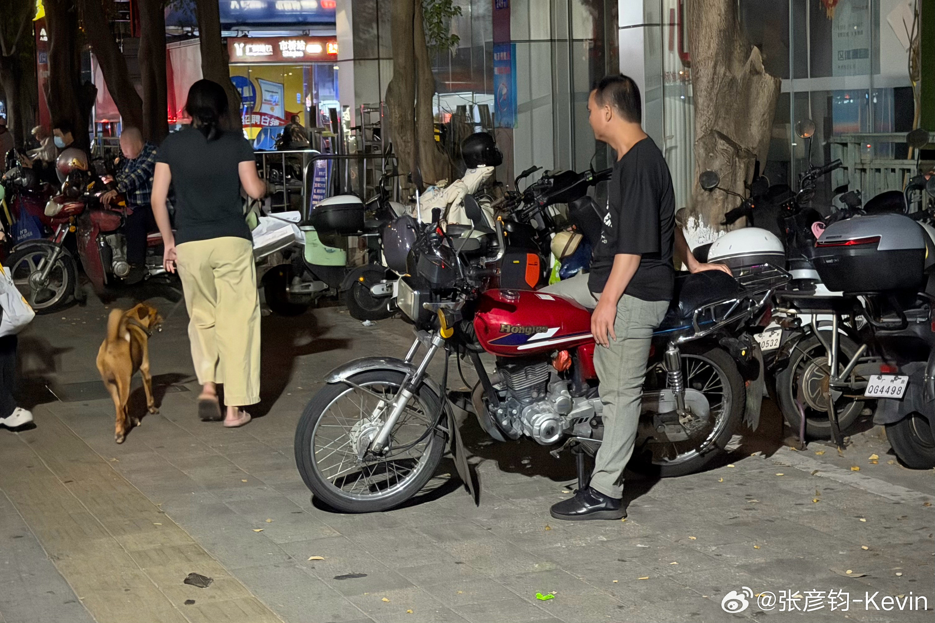 哇塞！广州现在还有这么多拉活的摩托车，感觉穿越了，一水儿的125，有新的增光瓦亮