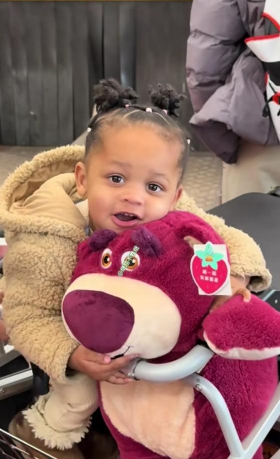 被辽宁裁1天，布朗签约土耳其队刚把妻儿安顿在沈阳，转身就得打包走人，孩子书包上还