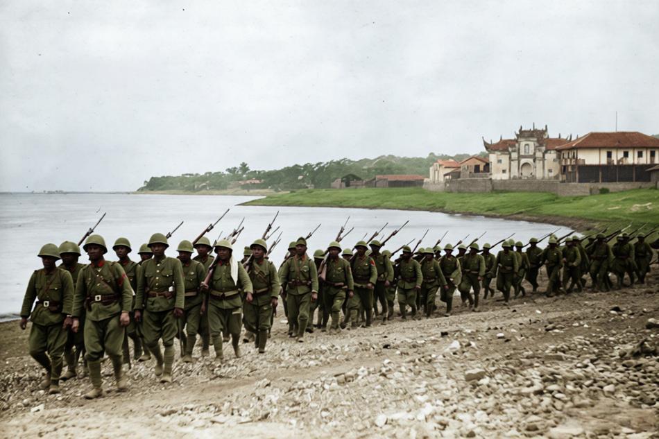 1938年武汉会战期间，侵华日军在洞庭湖畔行军，旨在宣传“胜利进军”。照片中，