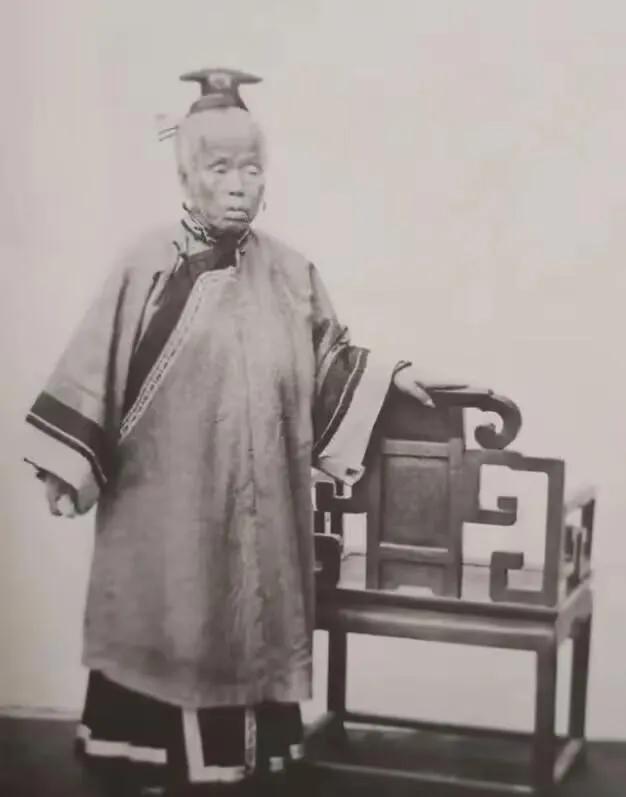 1868年，45岁的李鸿章看到母亲露在轿帘外的脚，忙低声说：“娘，你把脚