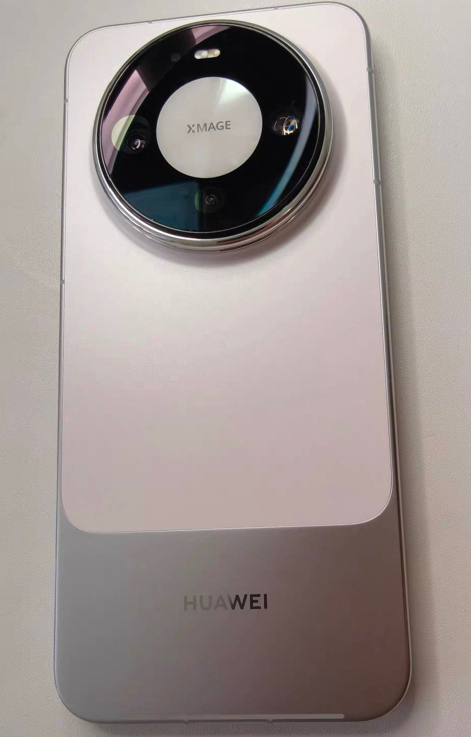 前几天一朋友入手一台华为Mate90标准版，他经过几天使用，作出总结：1、第一感觉就是这手机做得很“