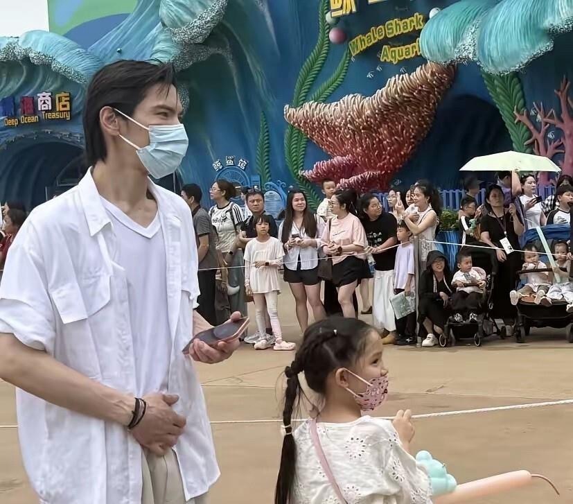 向佐郭碧婷带娃游珠海，女儿小奶黄人气超高抢尽风头