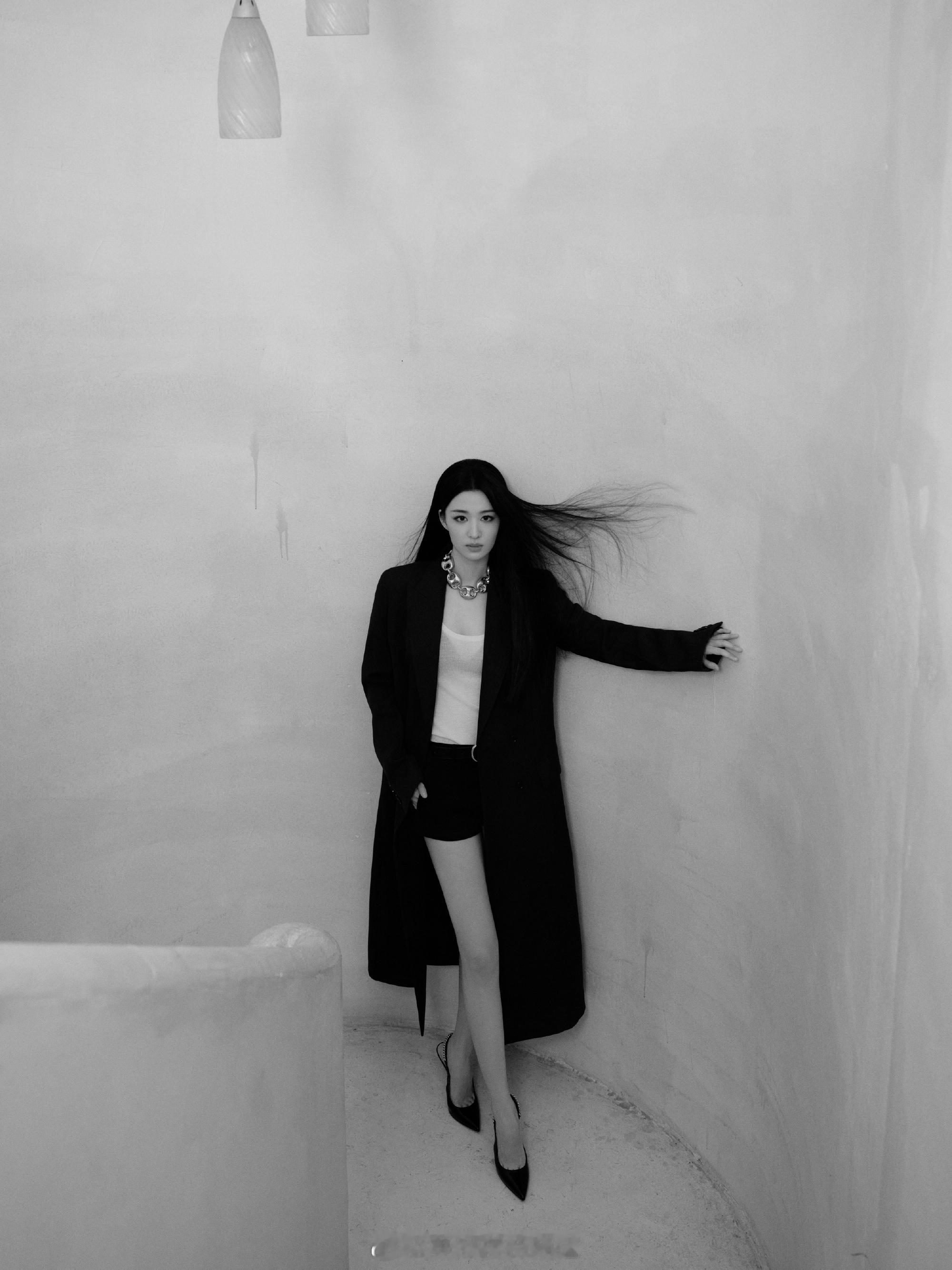 王楚然黑色酷感穿搭