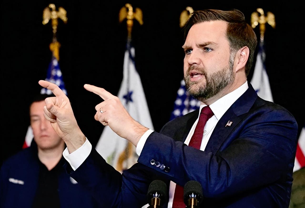 副总统万斯还真是双标，眼看爱泼斯坦案把美国一堆有权有势的大佬拽下了台，他直接点批