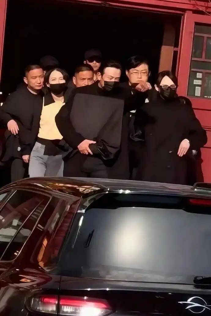 唐嫣低调现身罗晋父亲告别仪式破除离婚谣言一猜就猜到这对明星夫妇的离婚流言是谣言