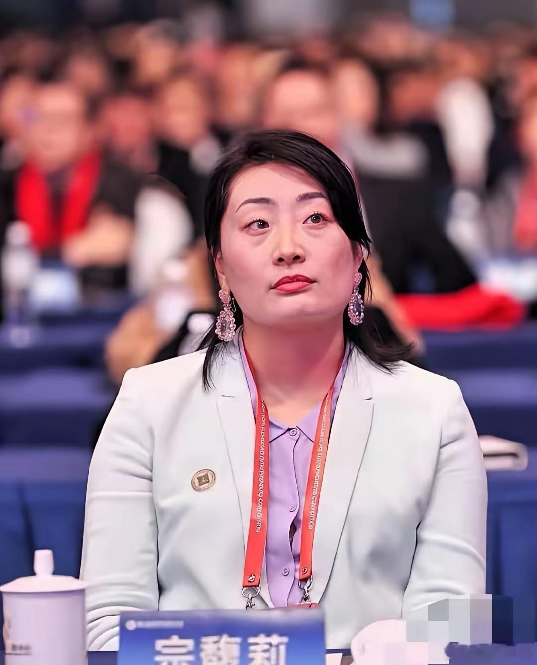 宗馥莉是不会让步的原因很简单倒不只是为她妈妈，也不是因为他爸爸的原因，大小姐早想