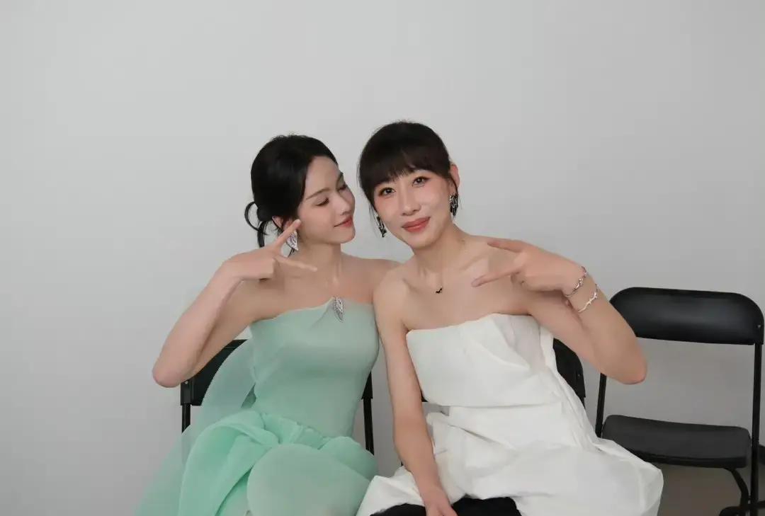 任素汐穿白色西装走红毯，不露腿不秀曲线，评论区却炸了。她直接撕掉了“红毯必