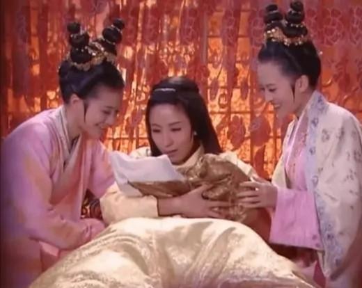 603年，李渊的夫人窦氏生下一个男孩，她看了一眼孩子立即说：